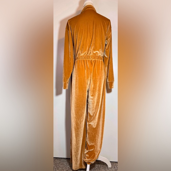 Fabletics Gold Velvet Jumpsuit Long Sleeves and Elastic Waist Women’s Size M - Picture 4 of 9
